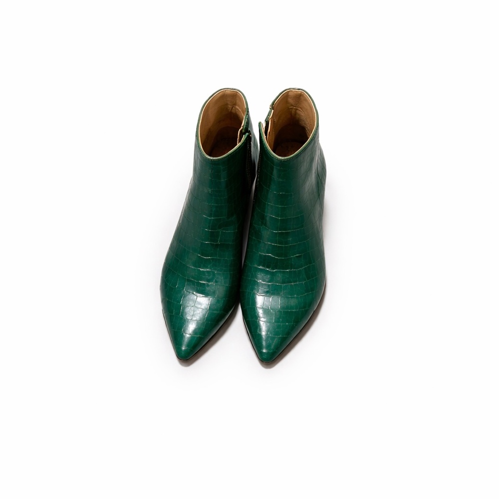 Green crocodile-patterned heeled boots from the brand comfortview at size 8.
